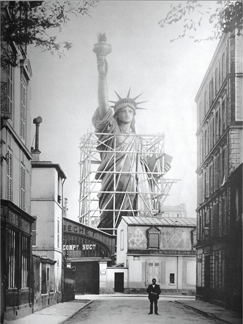 自由女神像在巴黎，1886年